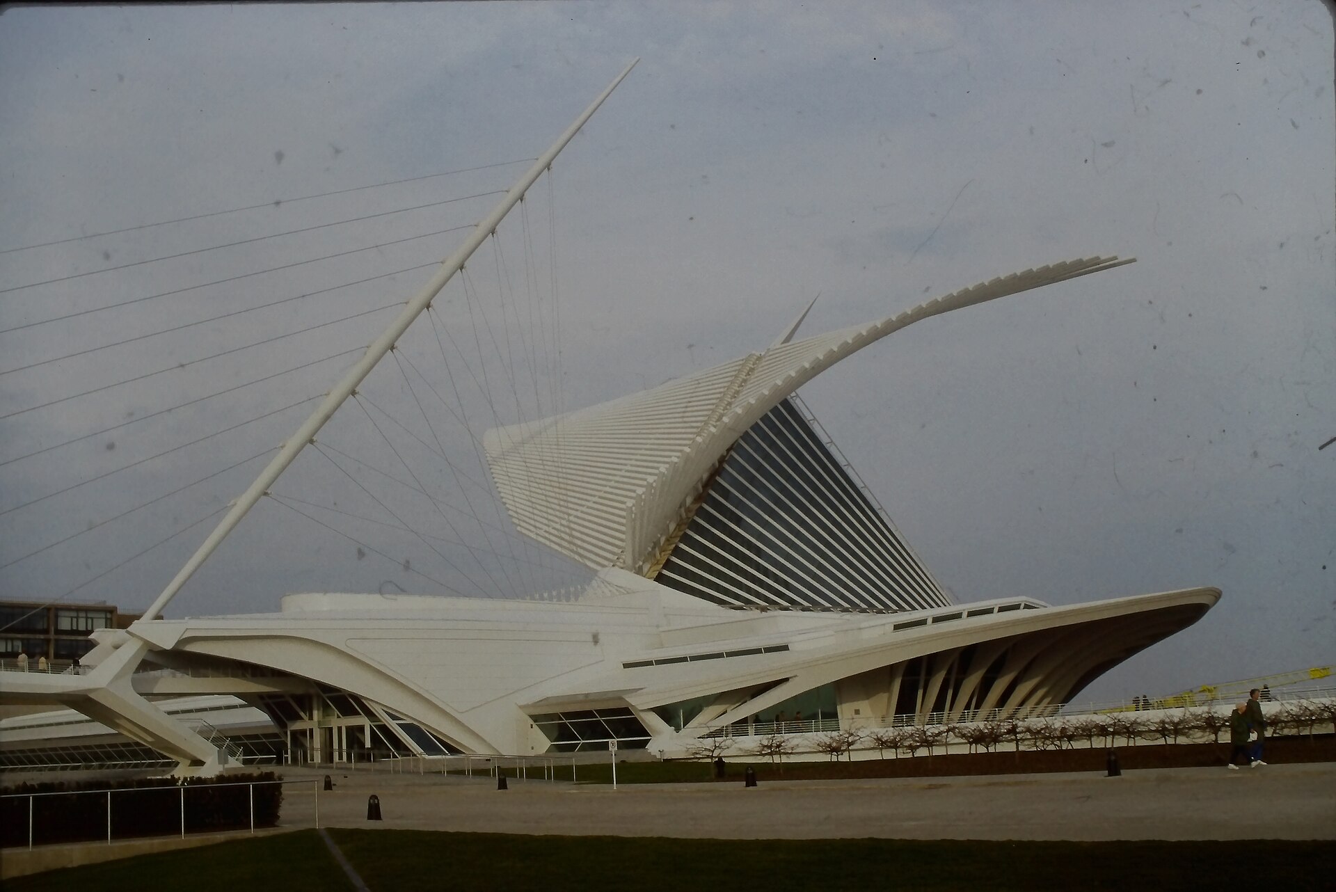 The Milwaukee Art Museum’s white wing-like sunscreen above Lake Michigan